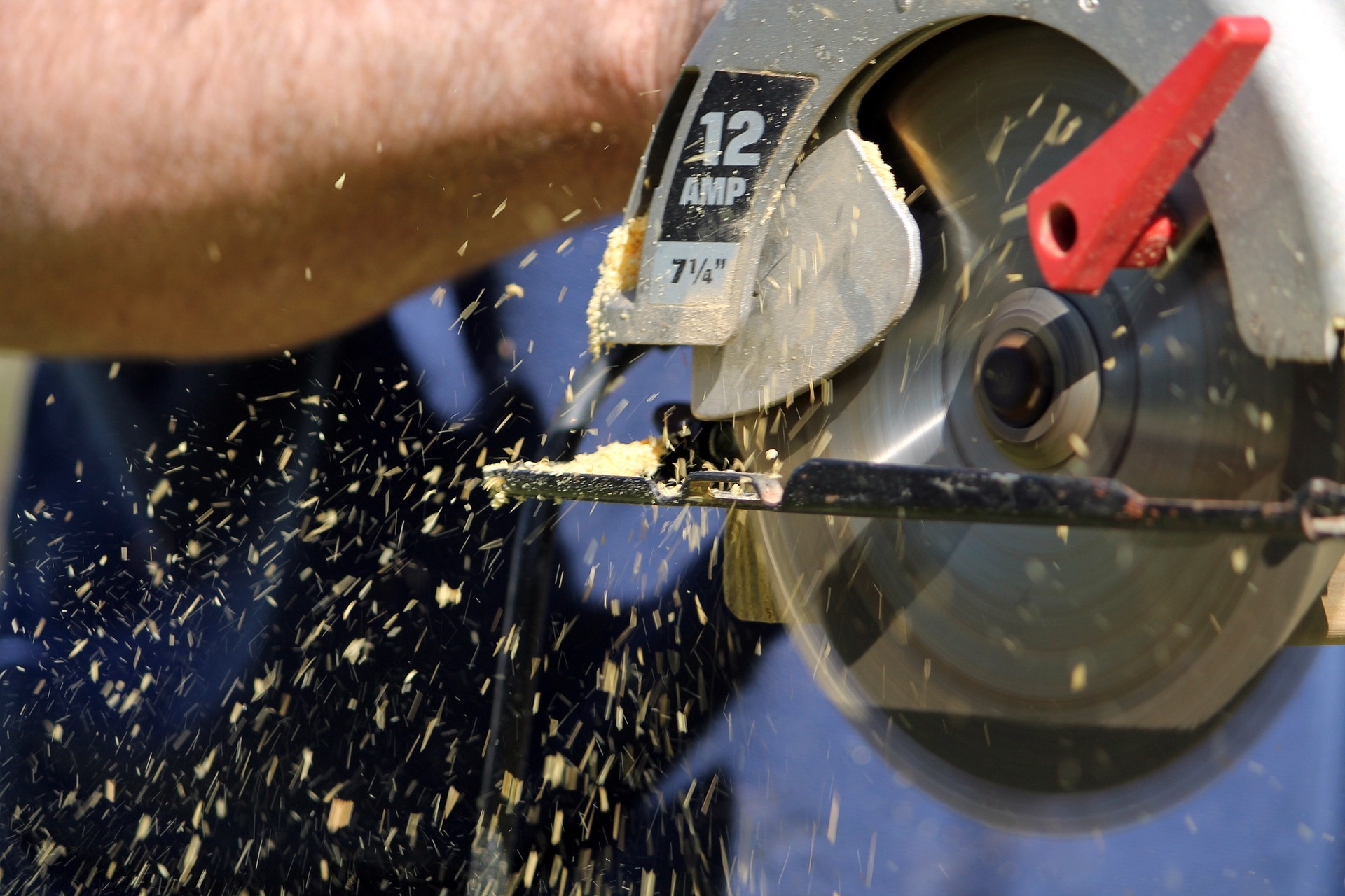 A-Comprehensive-Guide-to-Circular-Saws-Types-and-Applications